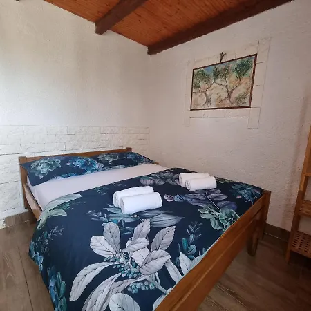 Πανσιόν Robinson House Ruza Neviđane